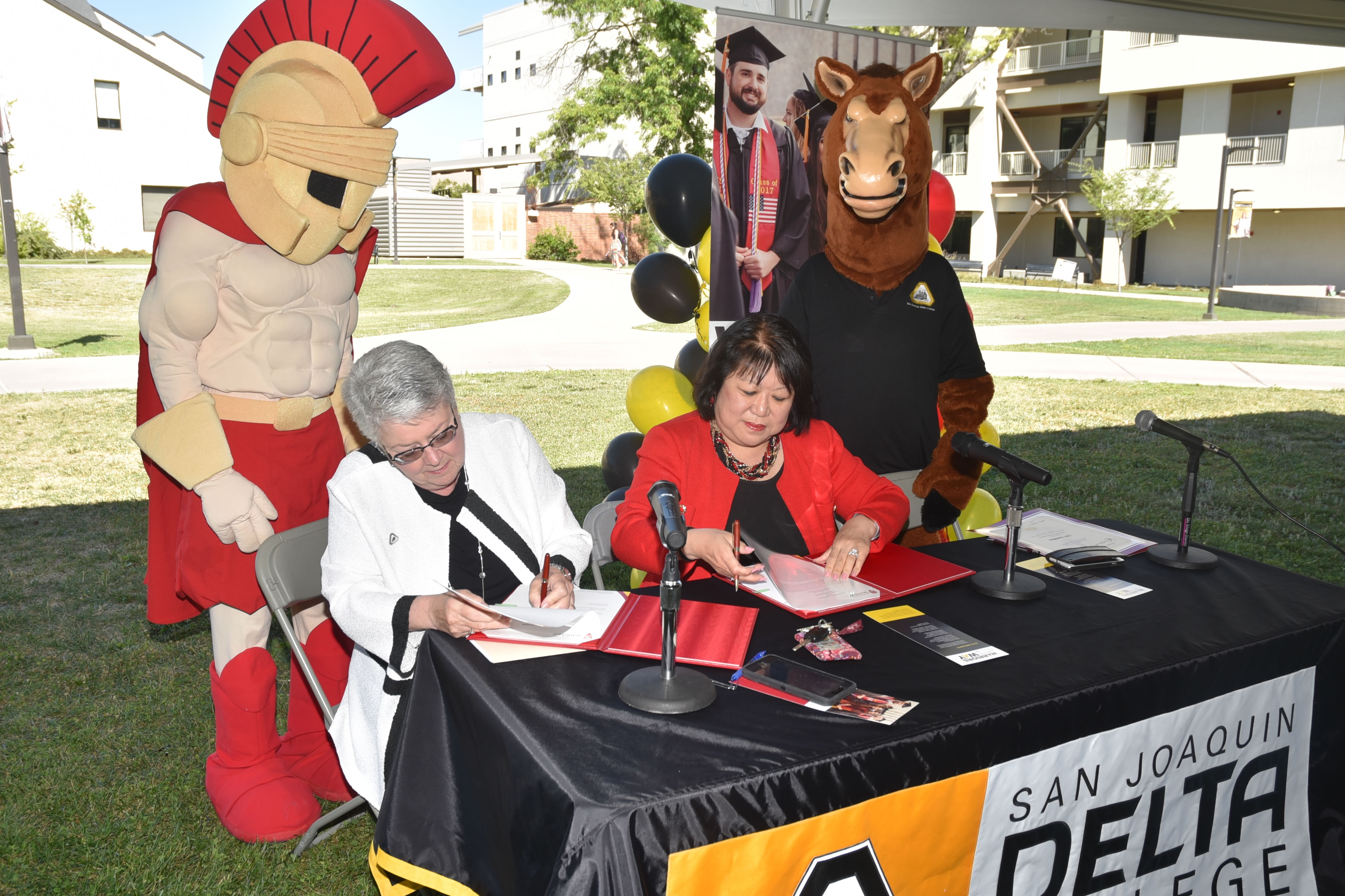 Delta College Superintendent/President Kathy Hart and Stanislus State President Ellen Junn sign the new agreement.