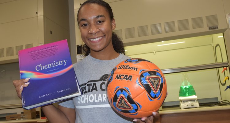 San Joaquin Delta College student Makaelah Murray is organizing the "Be More Than Your Sport" conference, encouraging student athletes to pursue academic goals.